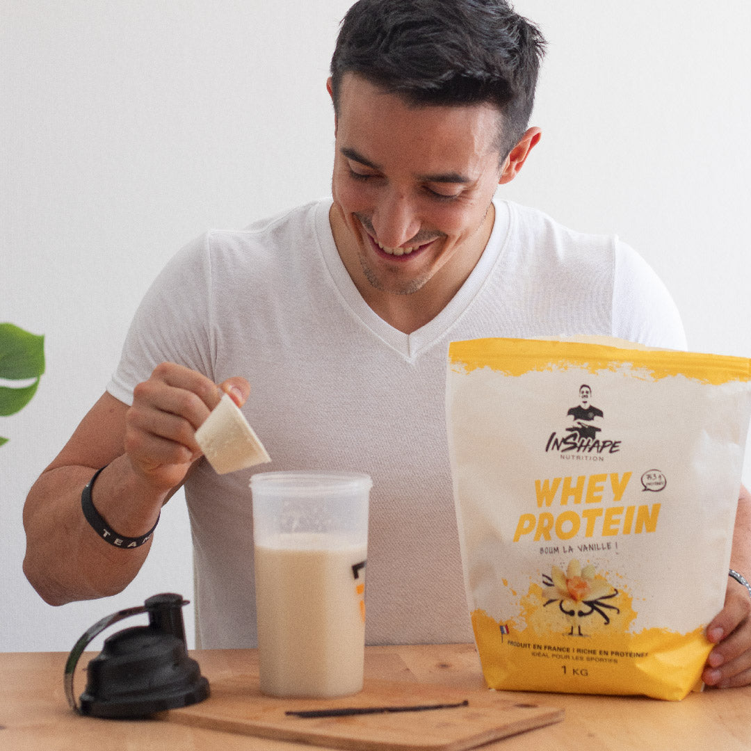 Tibo, der sich mit Vanille-Whey-Protein Inshape Nutrition vorbereitet