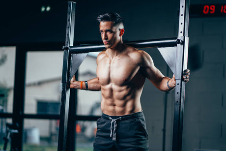 Tibo Inshape, der Bodybuilding betreibt