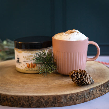 Heißes Proteingetränk mit Mandelgeschmack